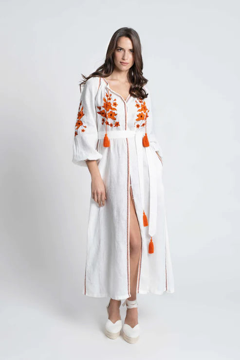 vestido-de-lino-blanco-bordado-en-naranja-con-cinturon-pompones-y-botones-de-nacar
