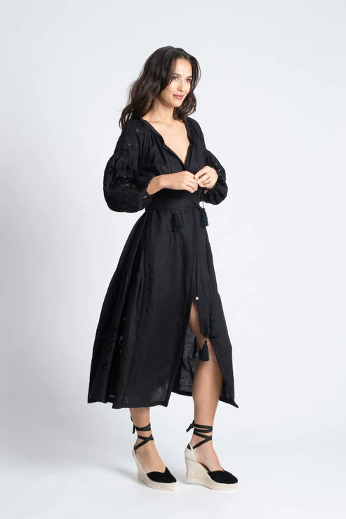 vestido-de-lino-negro-con-bordado-suizo-pompones-y-botones-de-nacar